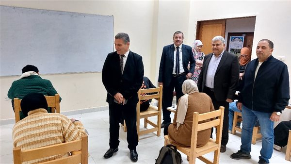 نائب رئيس جامعة بنها يتفقد امتحانات كلية الحاسبات والذكاء الإصطناعى