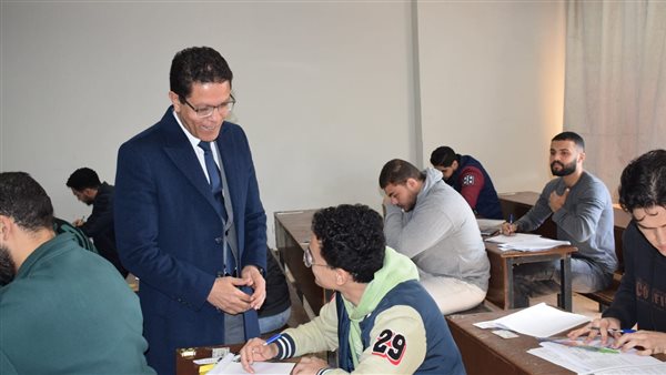 رئيس جامعة بنها يتفقد سير الامتحانات بكلية الهندسة بشبرا