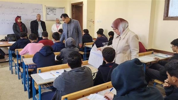 وكيل تعليم الجيزة تتفقد سير الامتحانات بإدارة حدائق أكتوبر