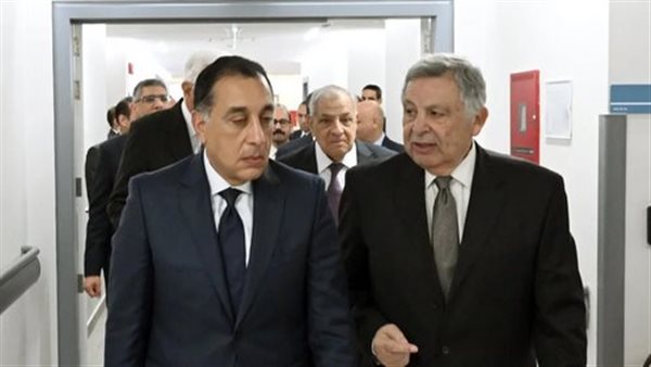 رئيس الوزراء يتفقد عددا من أقسام المستشفى الجامعى بجامعة الجيزة الجديدة