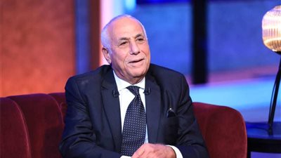 حسين لبيب يطير إلى فرنسا في رحلة علاجية ويعود خلال أسبوع