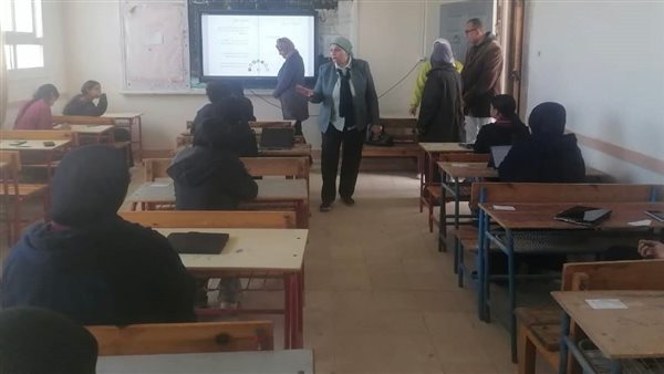 وكيل التعليم بالسويس تتابع انتظام امتحانات البرمجة والذكاء الإصطناعي