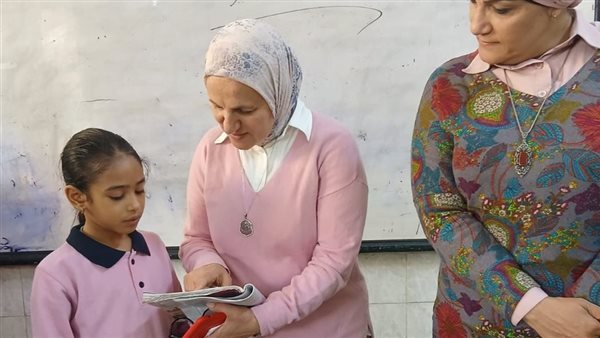 خلال زيارة لمدارس السيدة زينب.. مدير تعليم القاهرة تدعو الطلاب للاستفادة من المنصة اليابانية