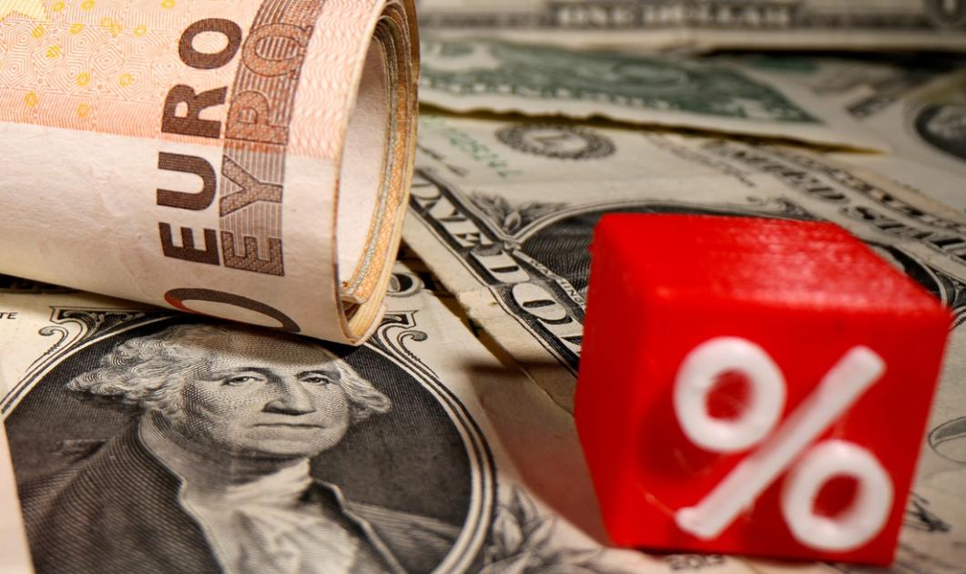 اليورو يصعد إلى ذروة 7 أسابيع.. والدولار تحت ضغط الفائدة