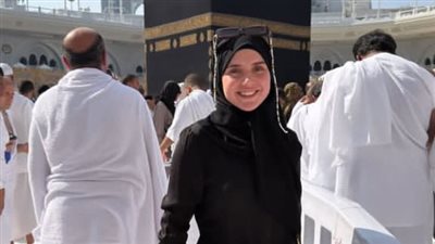 جمعة مباركة.. رنا رئيس تشارك صورا وهي تؤدي مناسك العمرة