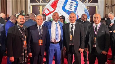 باتريس موتسيبي رئيس الاتحاد الأفريقي لكرة القدم مع الوفد المصري
