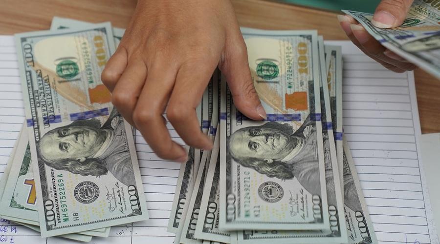 الدولار يتراجع مقترباً من أدنى مستوياته في شهرين