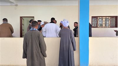 إقبال الناخبين للإدلاء بأصواتهم في لجنة مدرسة تعليم أساسي ببني حميل بسوهاج