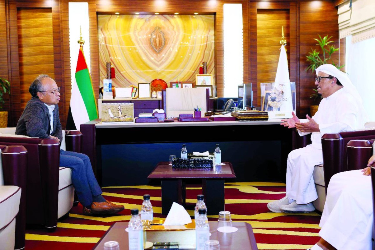 ضاحي خلفان يبحث وبروفيسور عالمي التعاون بين المؤسسات الأمنية والأكاديمية