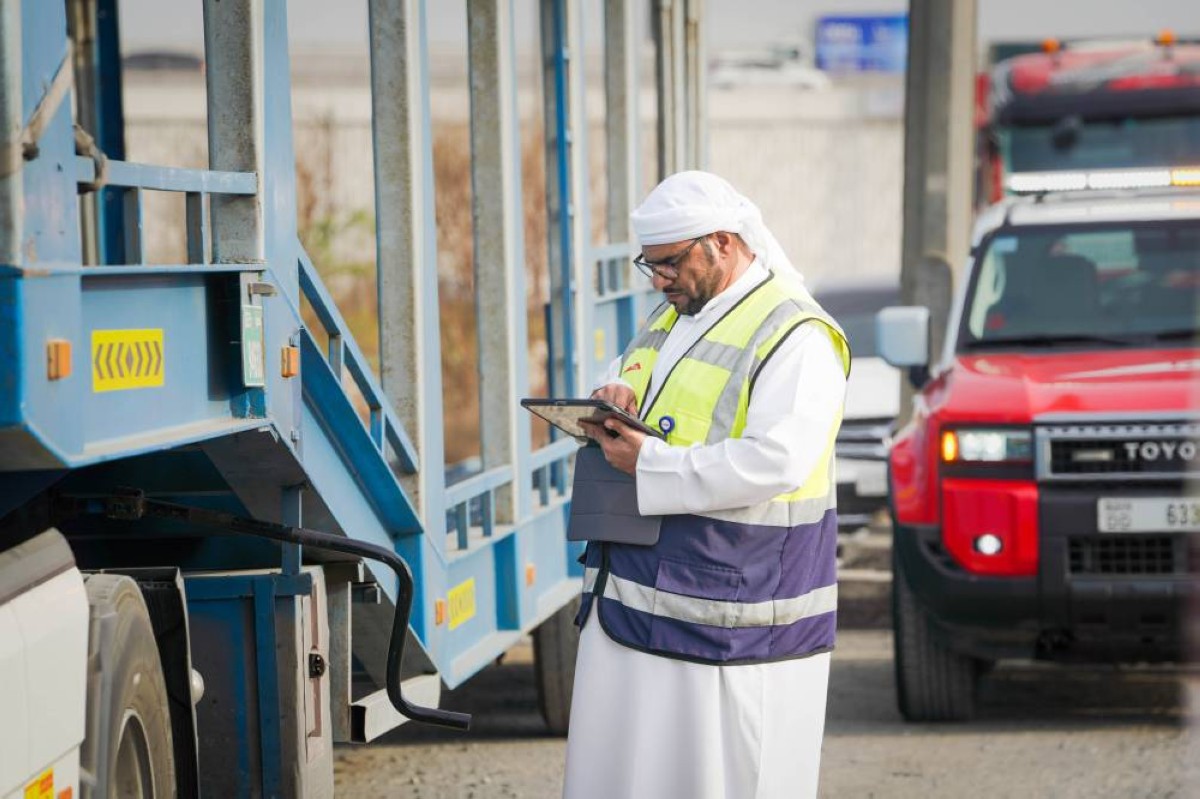 “طرق دبي” تنفذ حملة تفتيشية موسعة للحد من الوقوف العشوائي للشاحنات