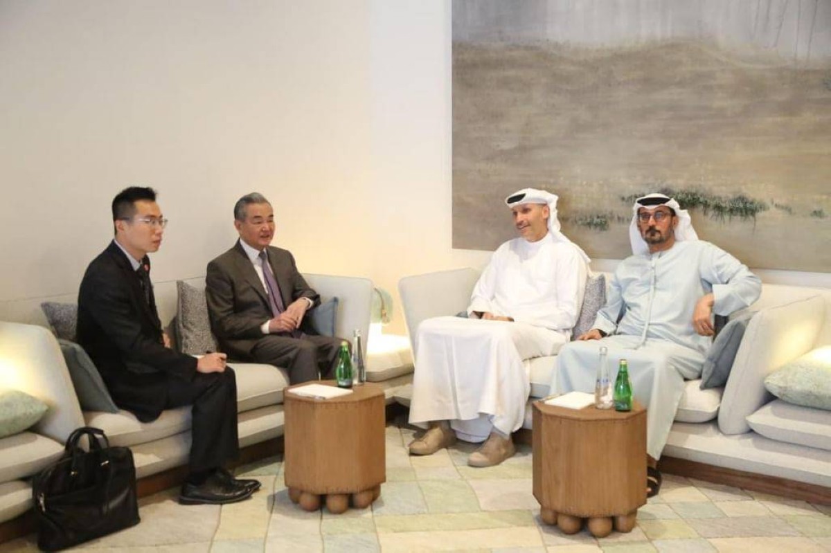 وزير الخارجية الصيني والمبعوث الخاص لرئيس الدولة لدى الصين يبحثان تعزيز الشراكة الإستراتيجية بين البلدين