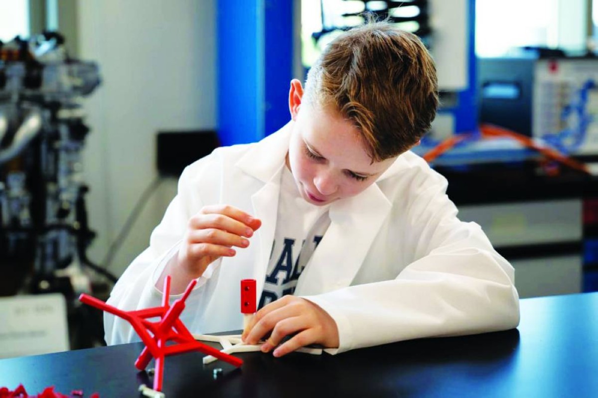 طفل بقدرات فريدة يصبح أصغر طالب جامعي في الإمارات