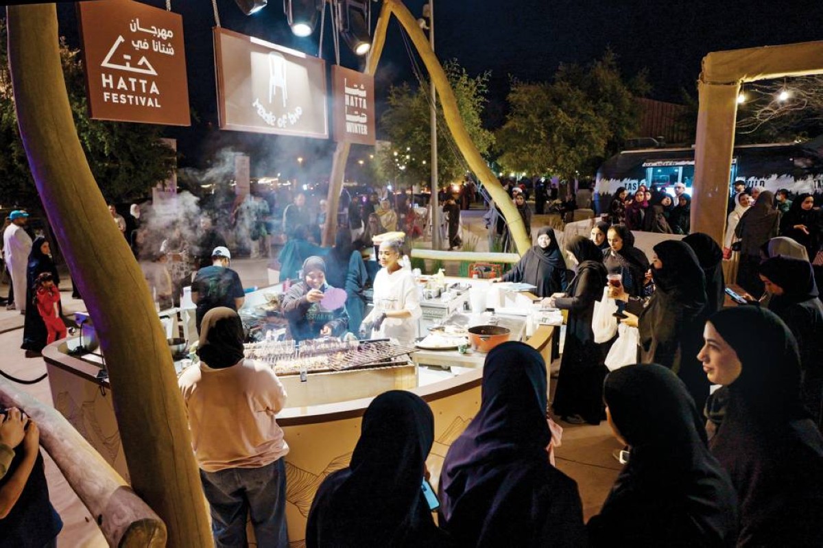 زوار حتا يعدون المأكولات ضمن تجربة تجمع بين النكهات وأسلوب التقديم