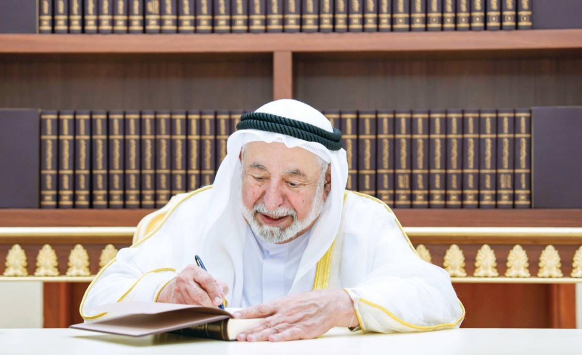 حاكم الشارقة يوقّع أول نسخة من المرحلة الأولى لـ«الموسوعة العربية الشاملة للعلوم»