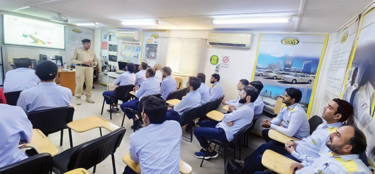 200 سائق أجرة يستفيدون من محاضرات التوعية المرورية لشرطة دبي