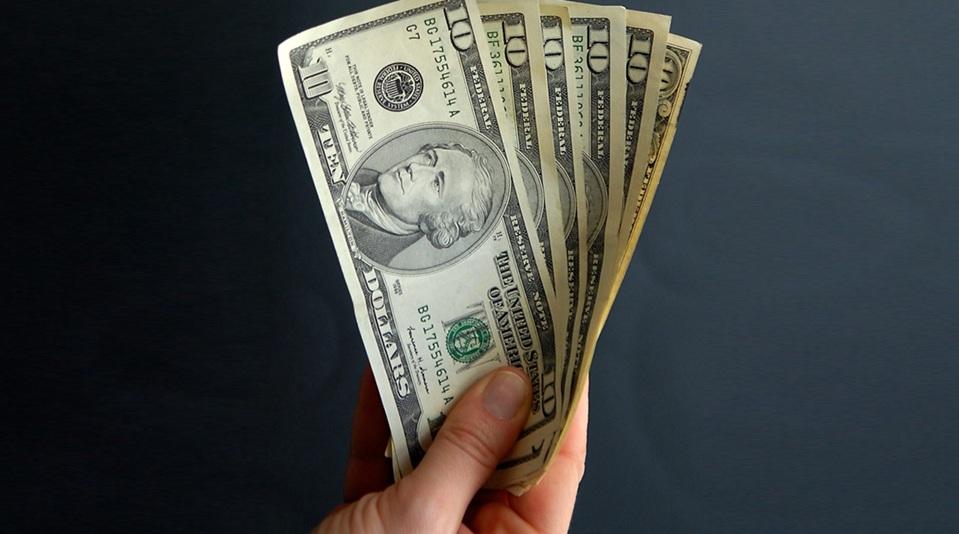 الدولار الأمريكي يفقد 10% في أسوأ أداء سنوي منذ العام 2003