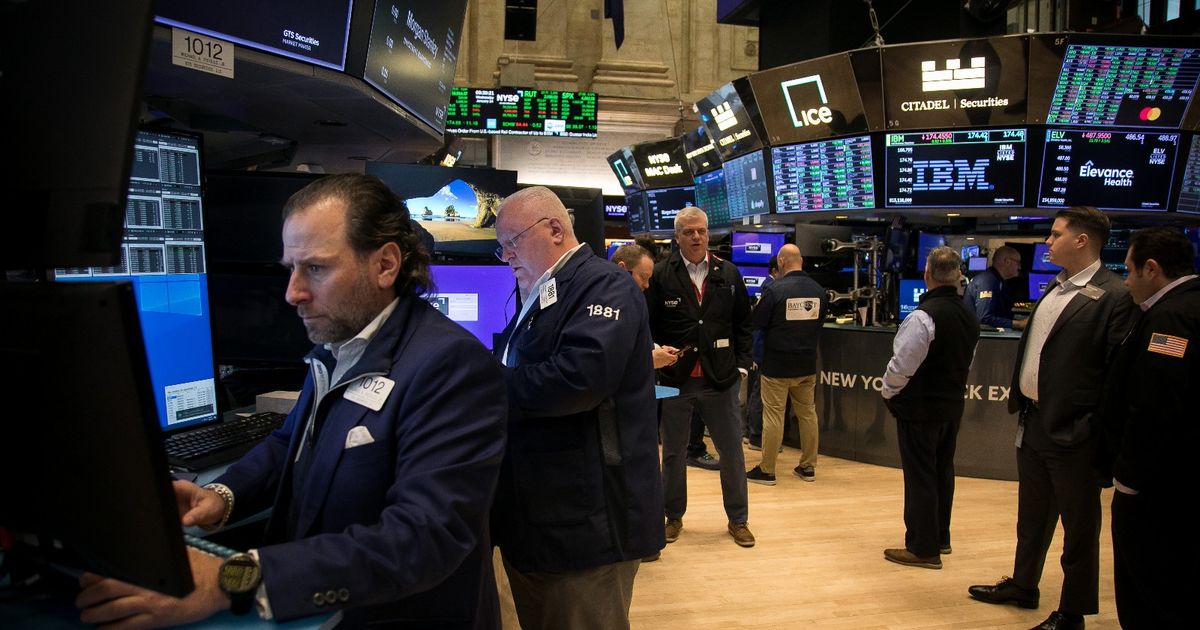 “وول ستريت” ترى أسهم القطاعات الدورية مرشحة للصعود