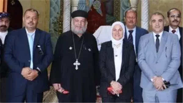 «مدير تعليم القاهرة» تشارك الأقباط فرحة الميلاد