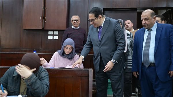 رئيس جامعة القاهرة يتفقد سير امتحانات الفصل الدراسي الأول بعدد من الكليات