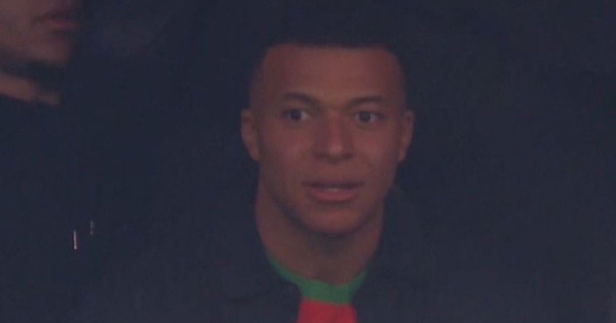 بقميص حكيمي.. كيليان مبابي في المدرجات لدعم المغرب أمام مالي