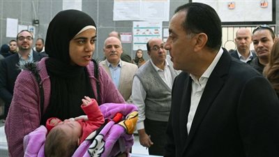 رئيس الوزراء يجري حوارا مع المواطنين حول الخدمات المقدمة ويطمئن على مستوى رضاهم