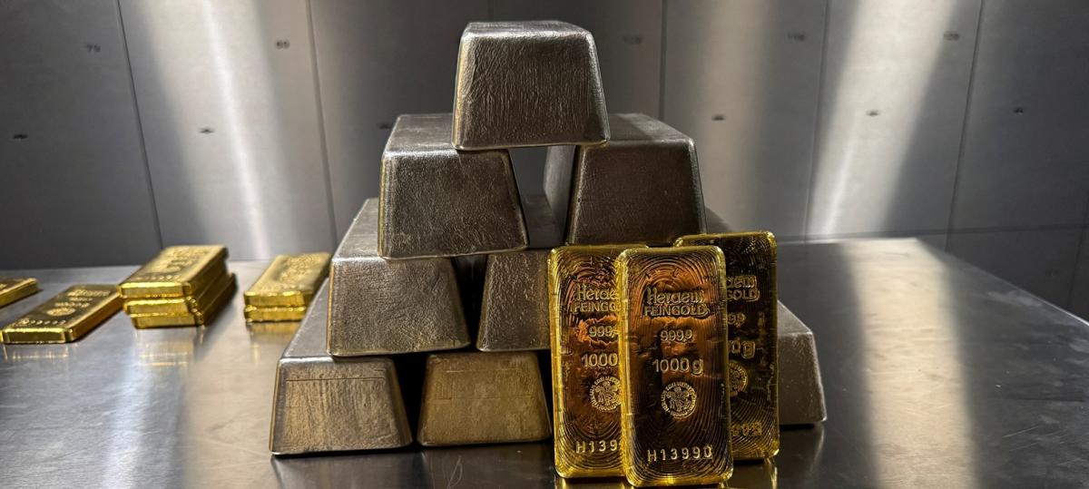 الذهب يواصل التألق قرب 4400 دولار.. والفضة يخترق سقف 69 دولاراً