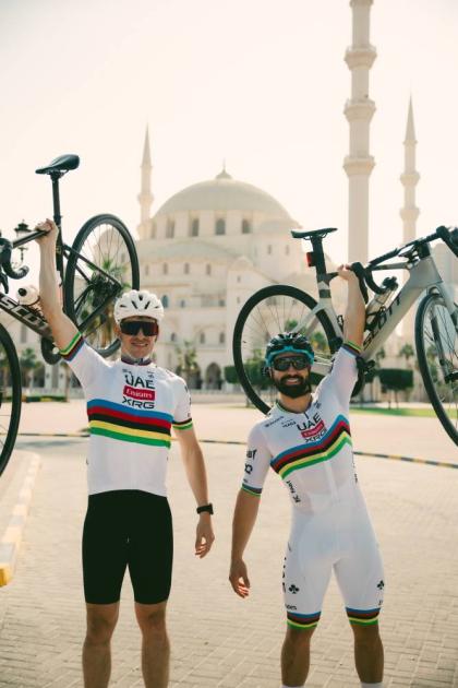 إسبانيان يجوبان الإمارات احتفالاً بعيد الاتحاد