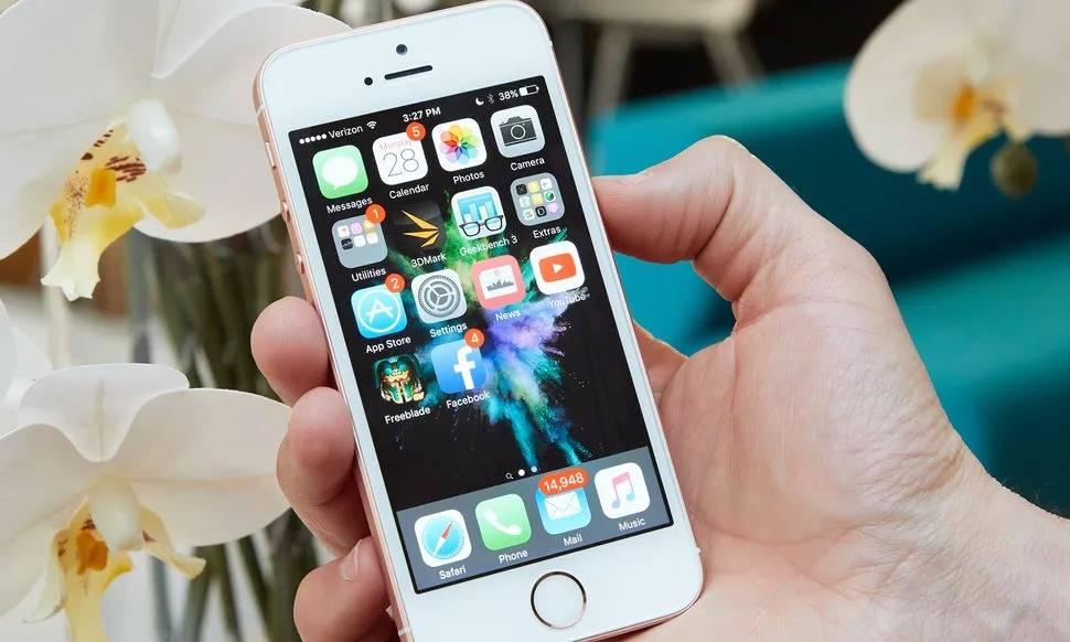أبل تصنف أول iPhone SE كجهاز «قديم جداً».. ماذا يعني ذلك؟
