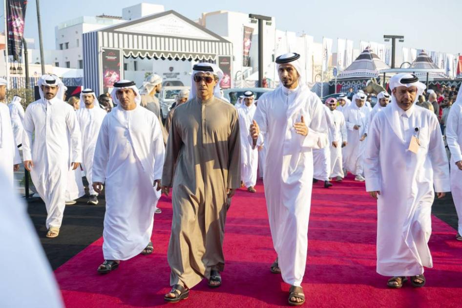 منصور بن زايد يشهد بطولة العالم للخيل العربية في الدوحة (فيديو)