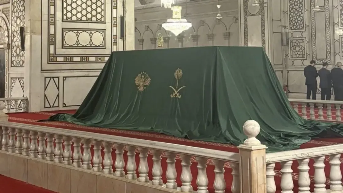 الشرع يكشف عن قطعة من ستار الكعبة هدية للمسجد الأموي (فيديو)