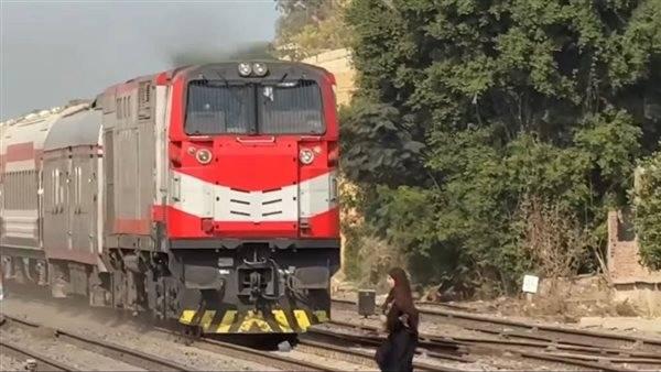 امرأة تنجو من دهس قطار بأعجوبة في مصر.. وتحرك رسمي بسبب الواقعة