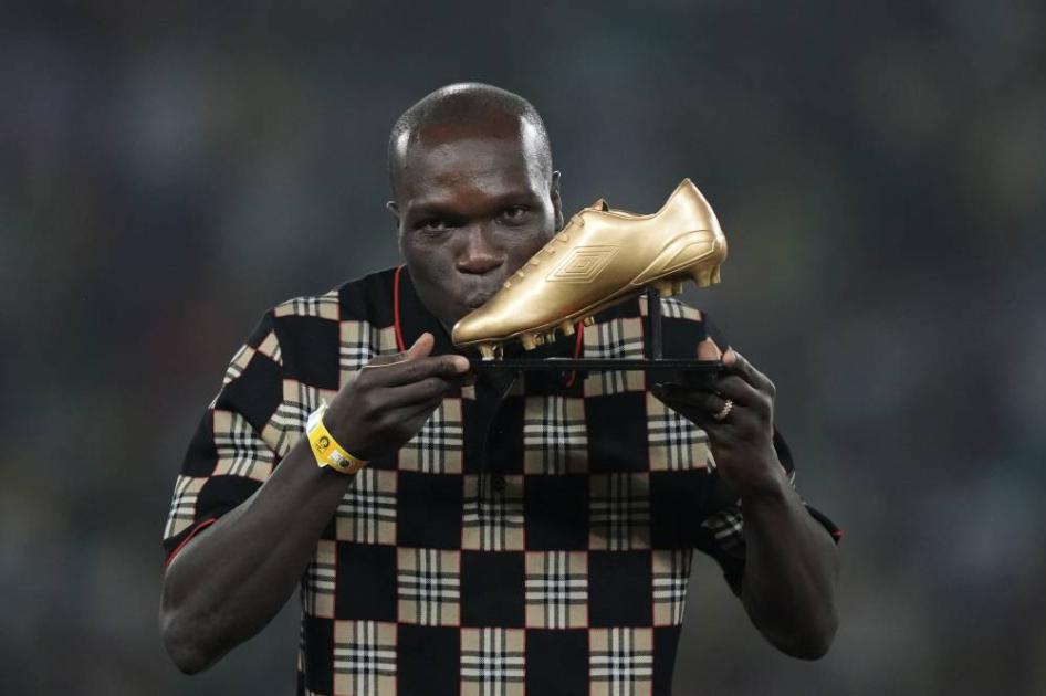 مدربان للكاميرون في وقت واحد.. اتهام إيتو بمنع مشاركة مهاجم خوفاً من كسر سجله