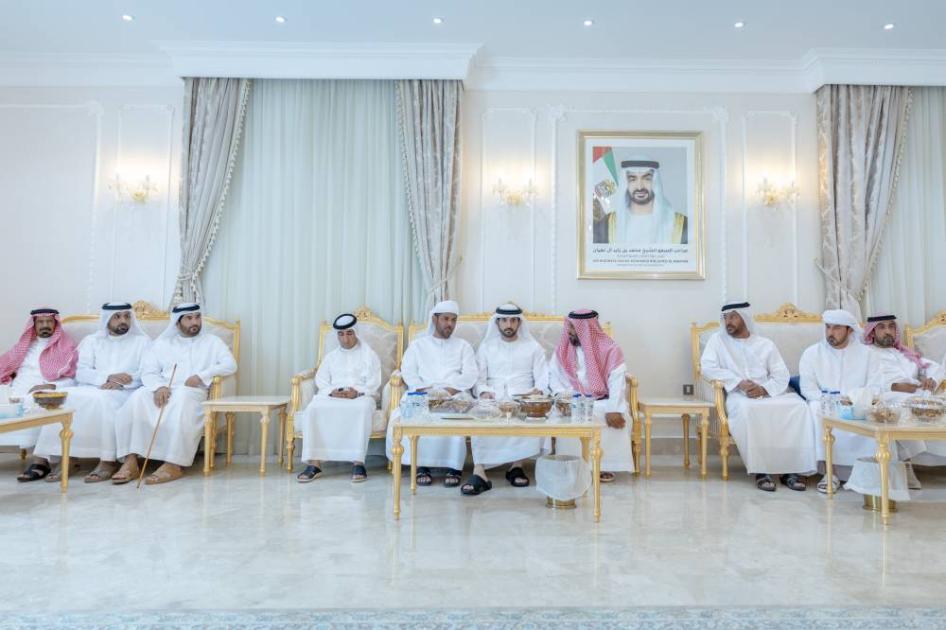 حمدان بن محمد يقدّم واجب العزاء في وفاة عتيق محمد زيتون المهيري