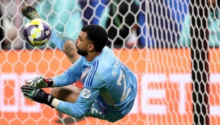 حارس مرمى الإمارات يُحبط «خدعة الزجاجة» لمنتخب الجزائر (فيديو)