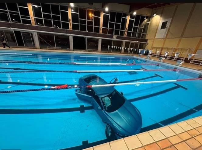 فرنسية تتجاوز ساحة الوقوف وتغوص بسيارتها داخل مسبح