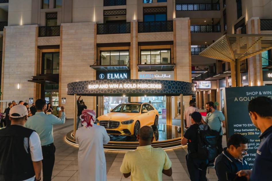 امتداد سوق الذهب في دبي يقدم فرصة للفوز بسيارة مرسيدس مذهّبة