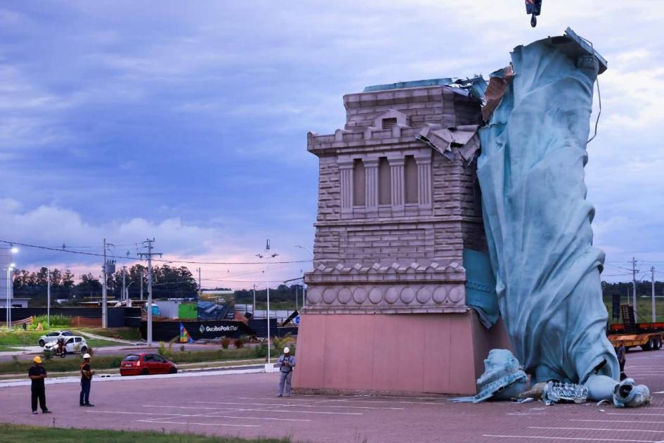 فيديو يحبس الأنفاس.. لحظة انهيار «تمثال الحرية» العملاق في البرازيل بسبب العاصفة
