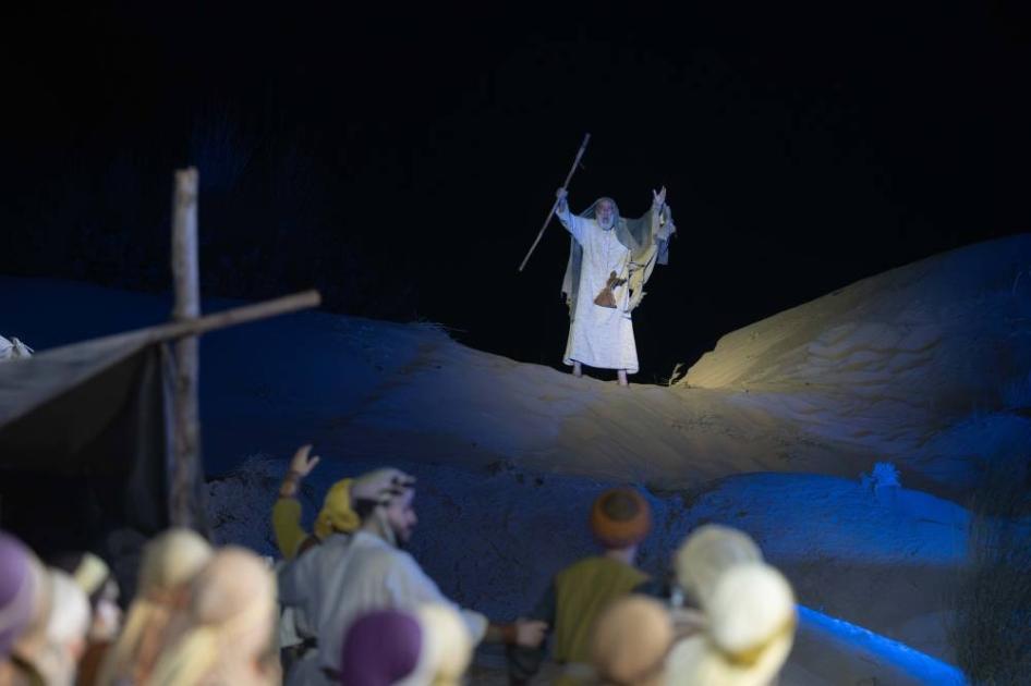 المسـرح الصحراوي.. «أبو الفـنون» يحلّـق خارج الصـندوق