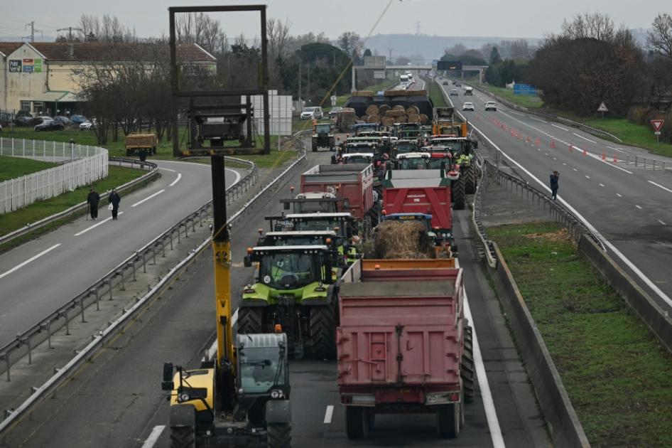 مزارعو فرنسا يواصلون الاحتجاج رغم دعوات الحكومة إلى «هدنة الميلاد»