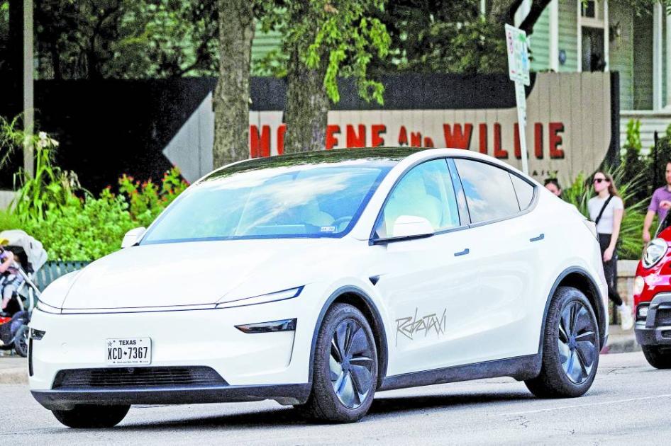 ماسك يطلق تيسلا ذاتية القيادة أوسطياً من الإمارات يناير المقبل