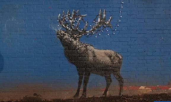 جدارية لغزال في ملعب مهجور تحمل بصمة بانكسي