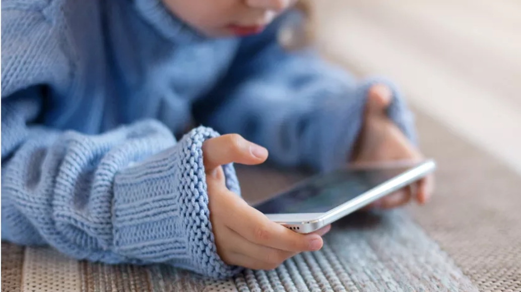 الإمارات.. قانون اتحادي يحمي الأطفال من المخاطر الرقمية