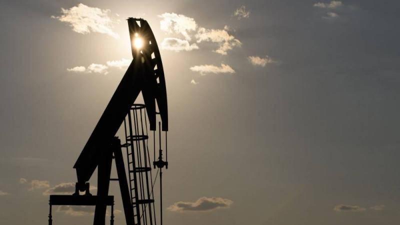 النفط يهبط 2% وسط توقعات بتخمة في المعروض في 2026