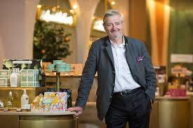 كيف صنع راينولد غايغر إمبراطوريته في عالم التجميل؟