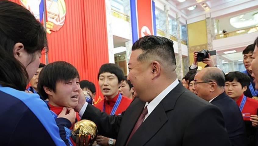 زعيم كوريا الشمالية يكرم بطلات كأس العالم تحت 17 عاماً (فيديو)