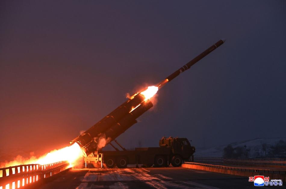 كوريا الشمالية تجري تجربتين لصاروخَي كروز بعيدَي المدى