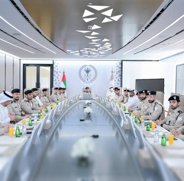 «القيادة العليا بشرطة الشارقة» يبحث الجاهزية الأمنية