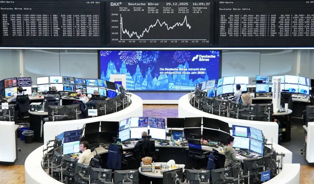أسهم أوروبا تستقر قرب مستويات قياسية مرتفعة قبل نهاية العام