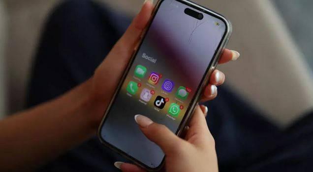 فرنسا تعتزم منع الأطفال دون الخامسة عشرة من استخدام شبكات التواصل