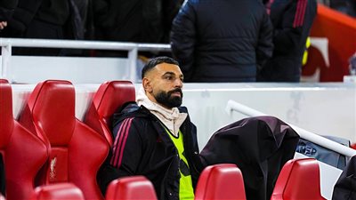 رد فعل مفاجئ من محمد صلاح بعد جلوسه على مقاعد بدلاء ليفربول للمرة الثانية على التوالي